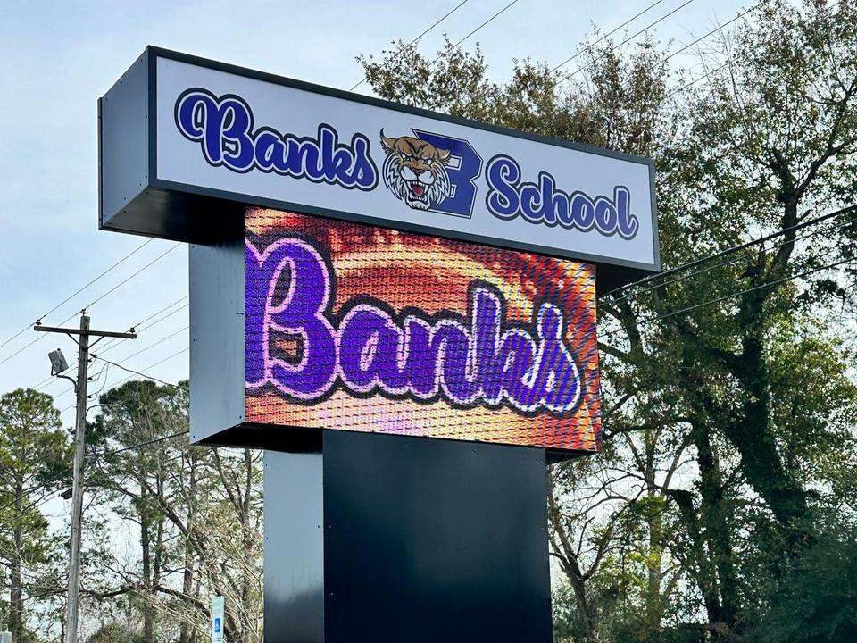 Banks School: full-color message center on a pole sign