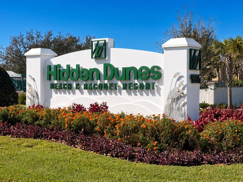 Hidden Dunes Beach & Racquet Resort: monument entrance sign with green letters